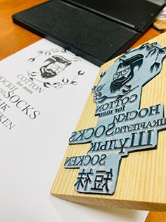 Иллюстрация: Печати и штампы на крафт пакеты, бумажные коробки и крафтовые бирки